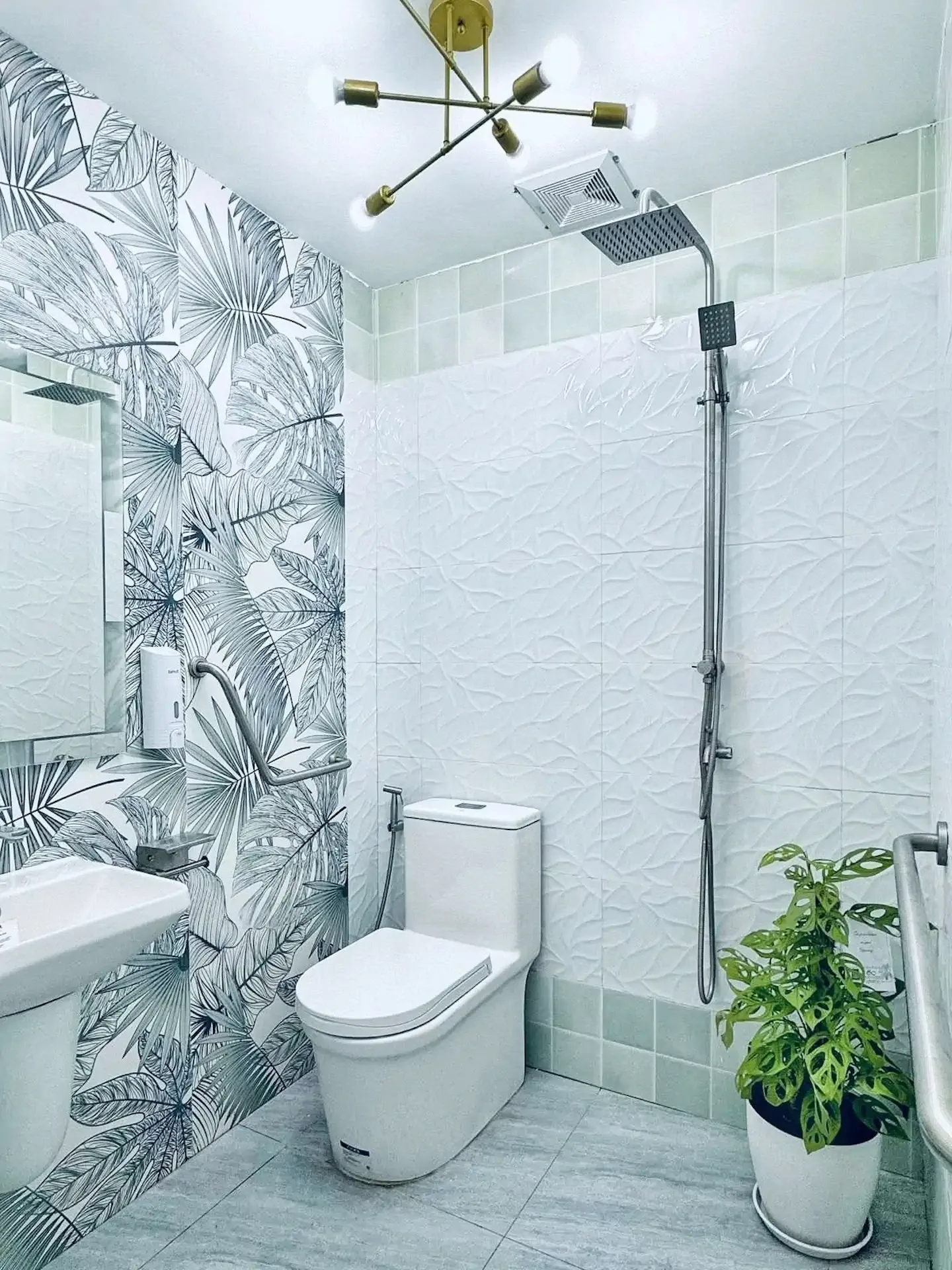 Dialyzer reprocessing area and central water treatment system at KS Infinity